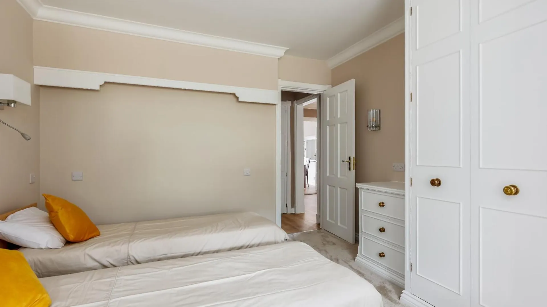 Traditional Family House Near Beach -Great Garden! Bournemouth Apartment